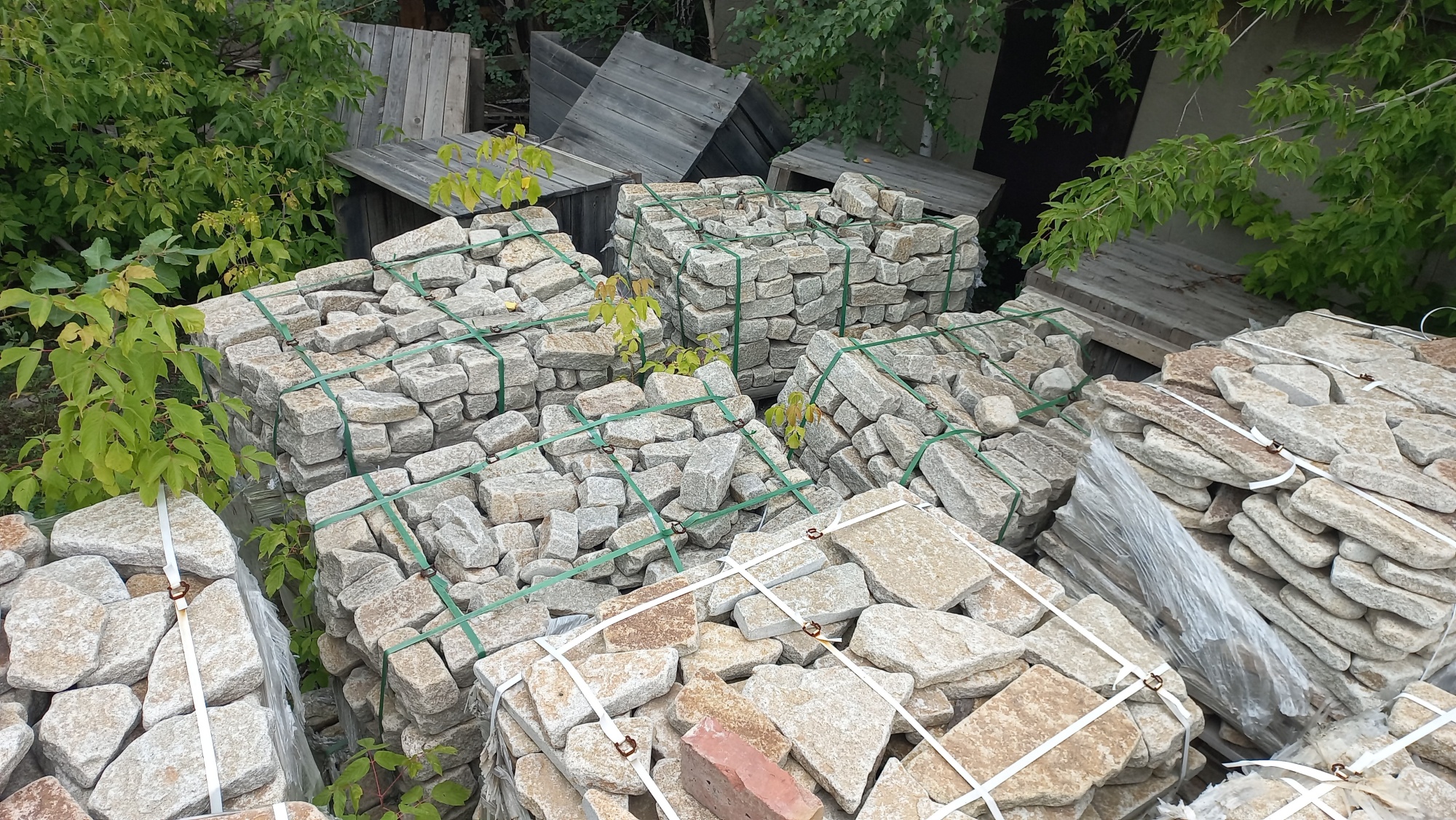 Плитняк галтованный гранитный для ландшафтного дизайна купить в Тавде