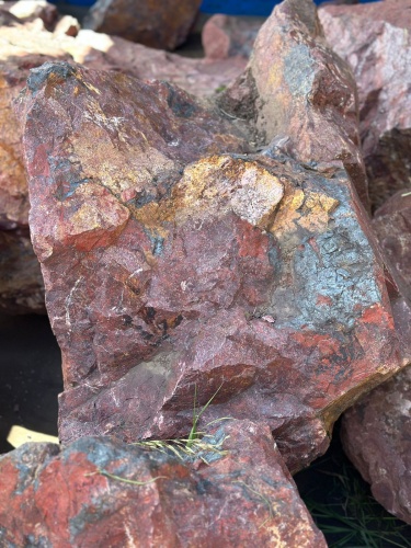 Камни для ландшафтного дизайна красно-фиолетовые 10-60 килограмм купить в Тавде