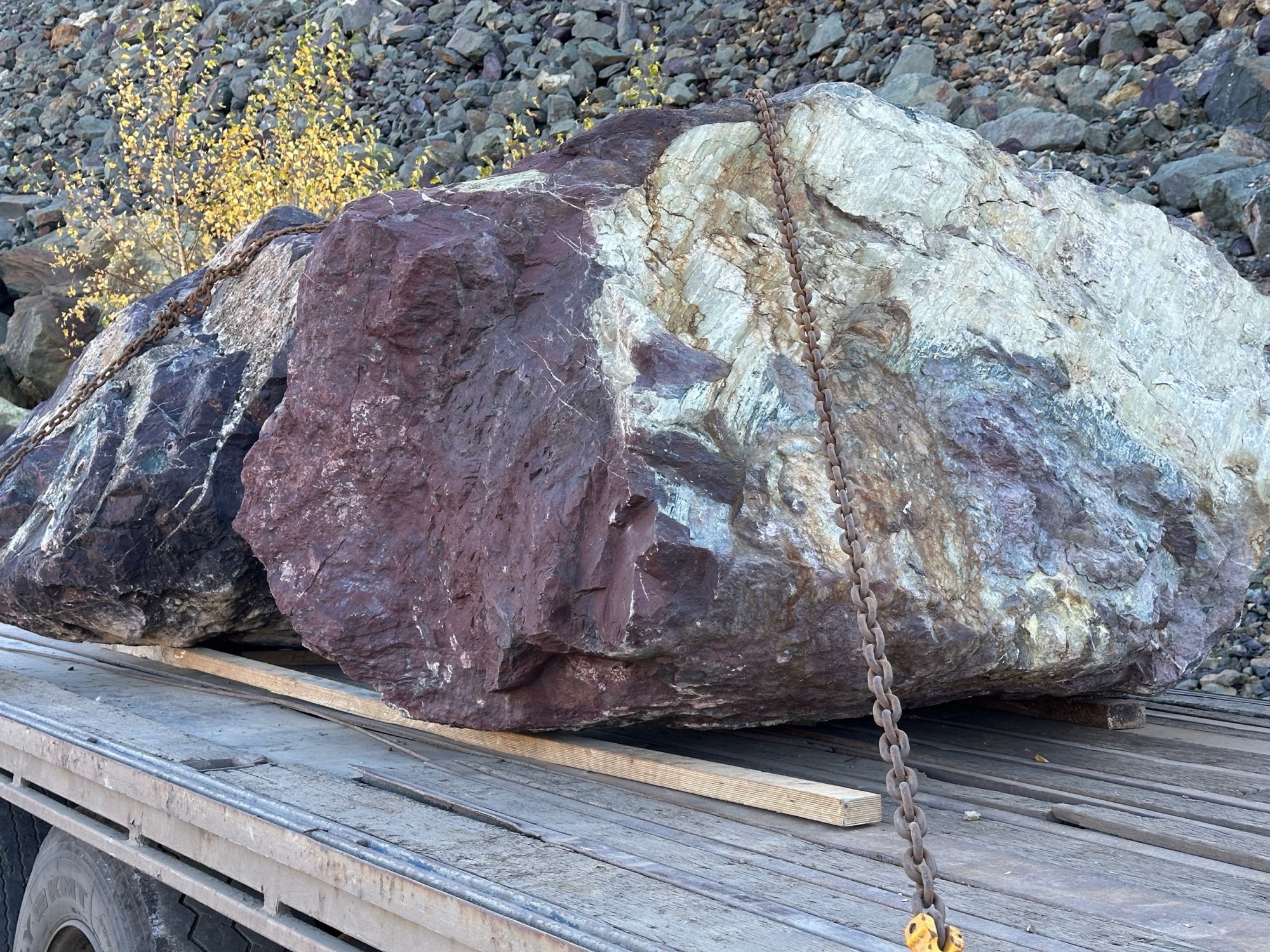 Огромные красно-фиолетовые валуны для ландшафтного дизайна весом более 5 тонн купить в Тавде