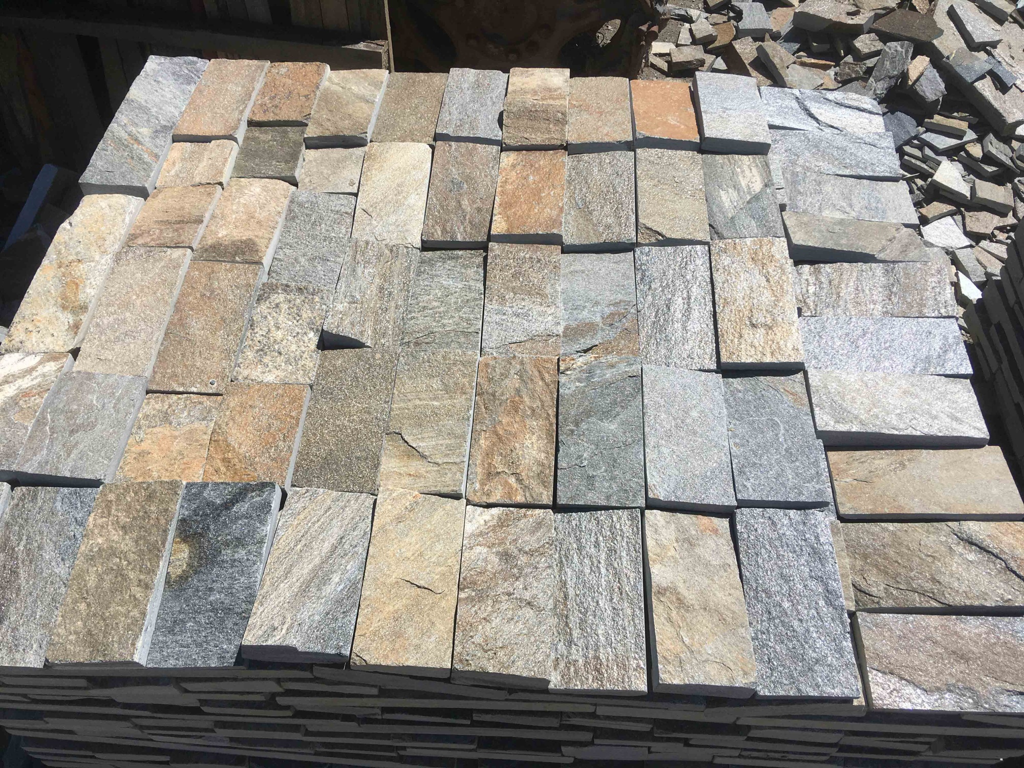 Плитка пилёная златолит Уральский для фасада купить в Тавде