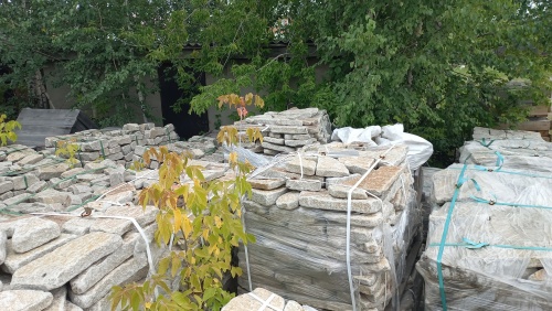 Плитняк галтованный гранитный для ландшафтного дизайна купить в Тавде