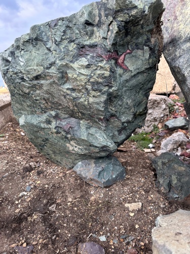 Гигантские зелёные валуны для ландшафтного дизайна весом более 5 тонн купить в Тавде