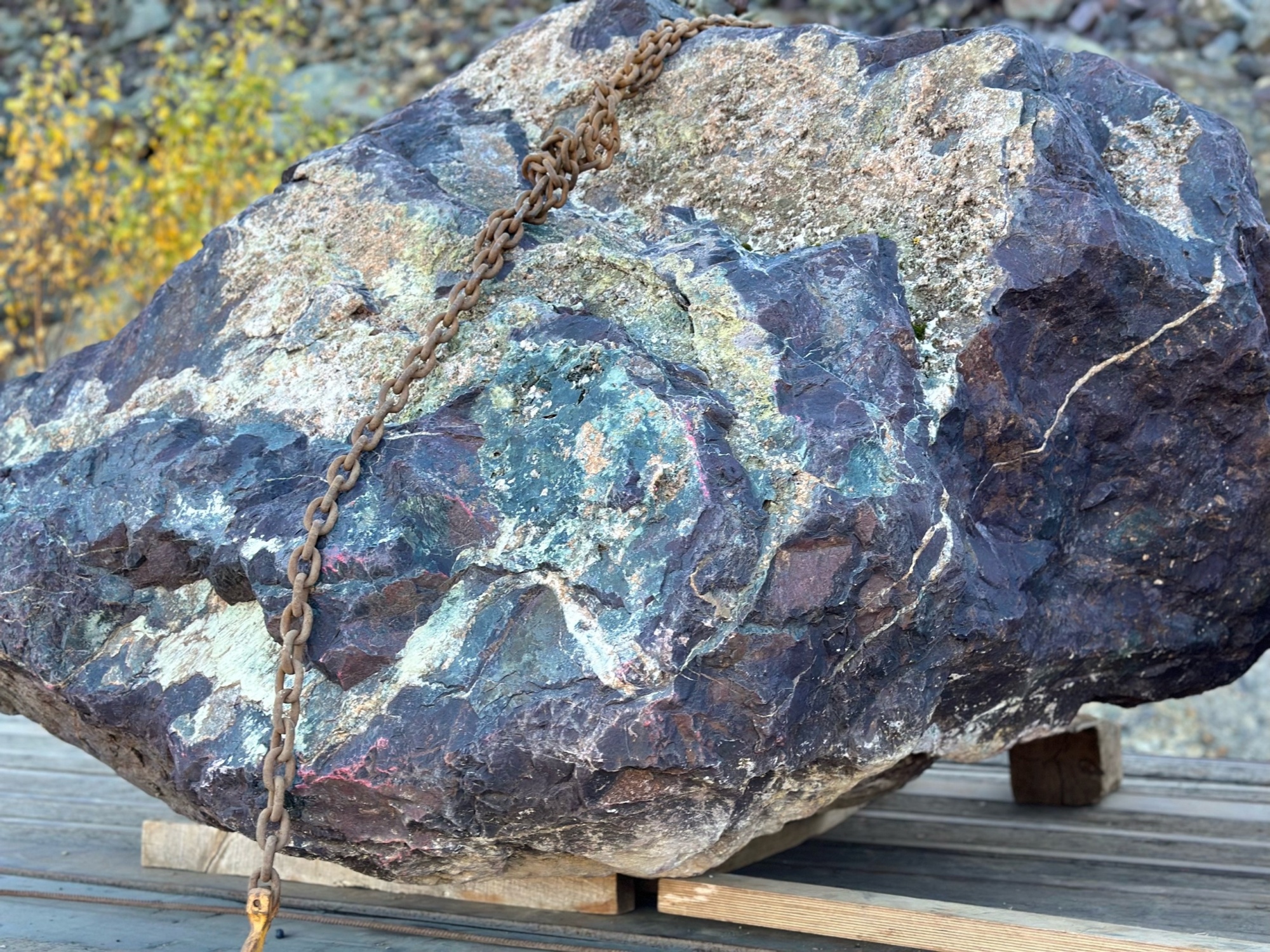 Огромные красно-фиолетовые валуны для ландшафтного дизайна весом более 5 тонн купить в Тавде