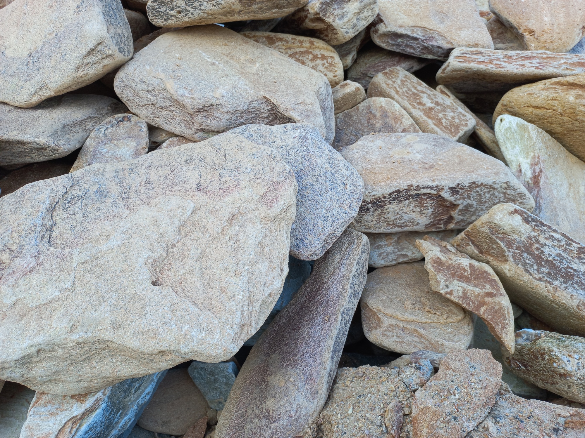 Златолит жёлтый, жёлто-зелёный глыбки и валуны для ланшафтного дизайна купить в Тавде