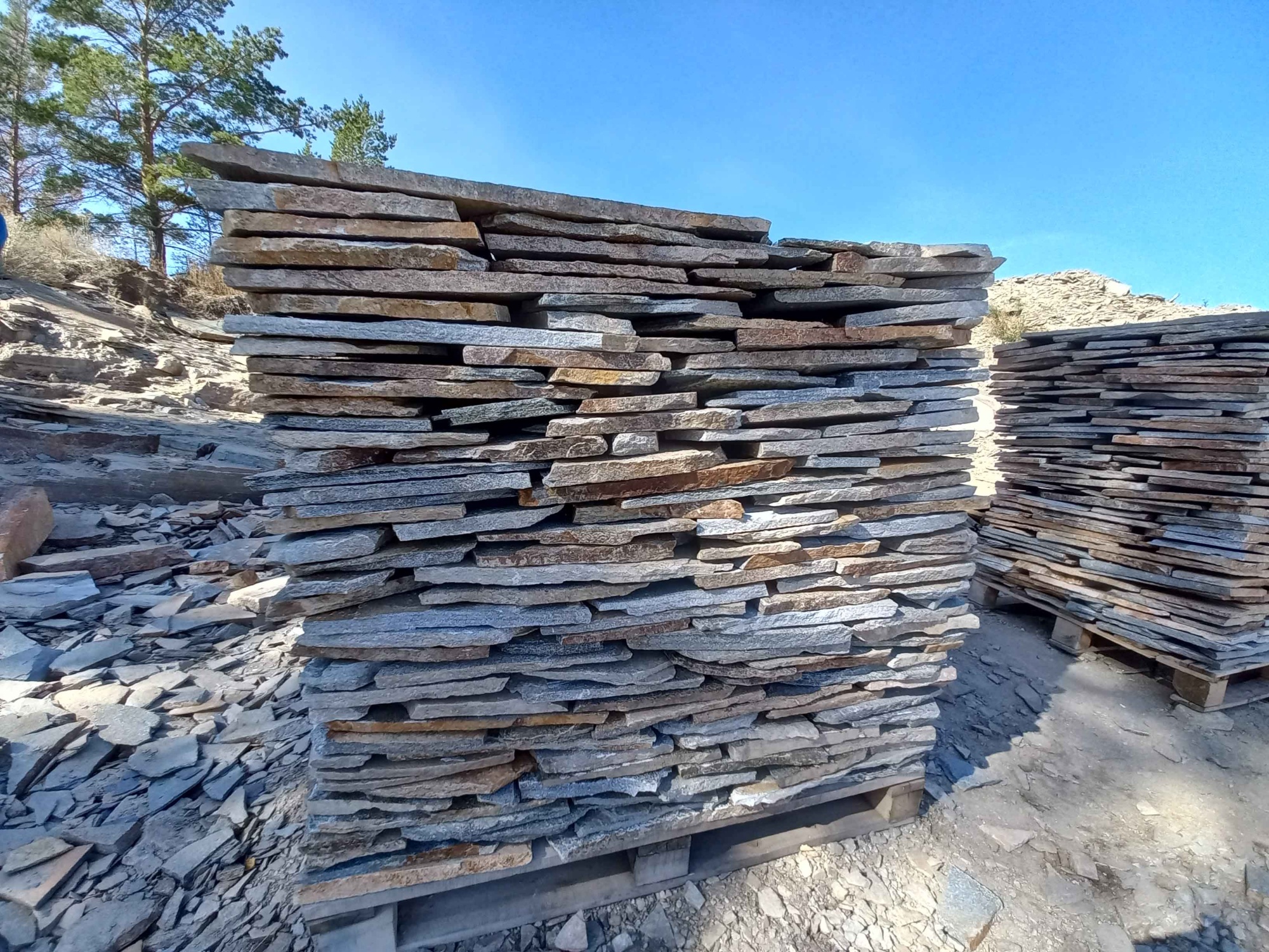 Плитняк златолит серебристый для фасада купить в Тавде