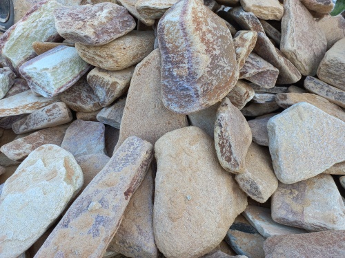 Златолит жёлтый, жёлто-зелёный глыбки и валуны для ланшафтного дизайна купить в Тавде