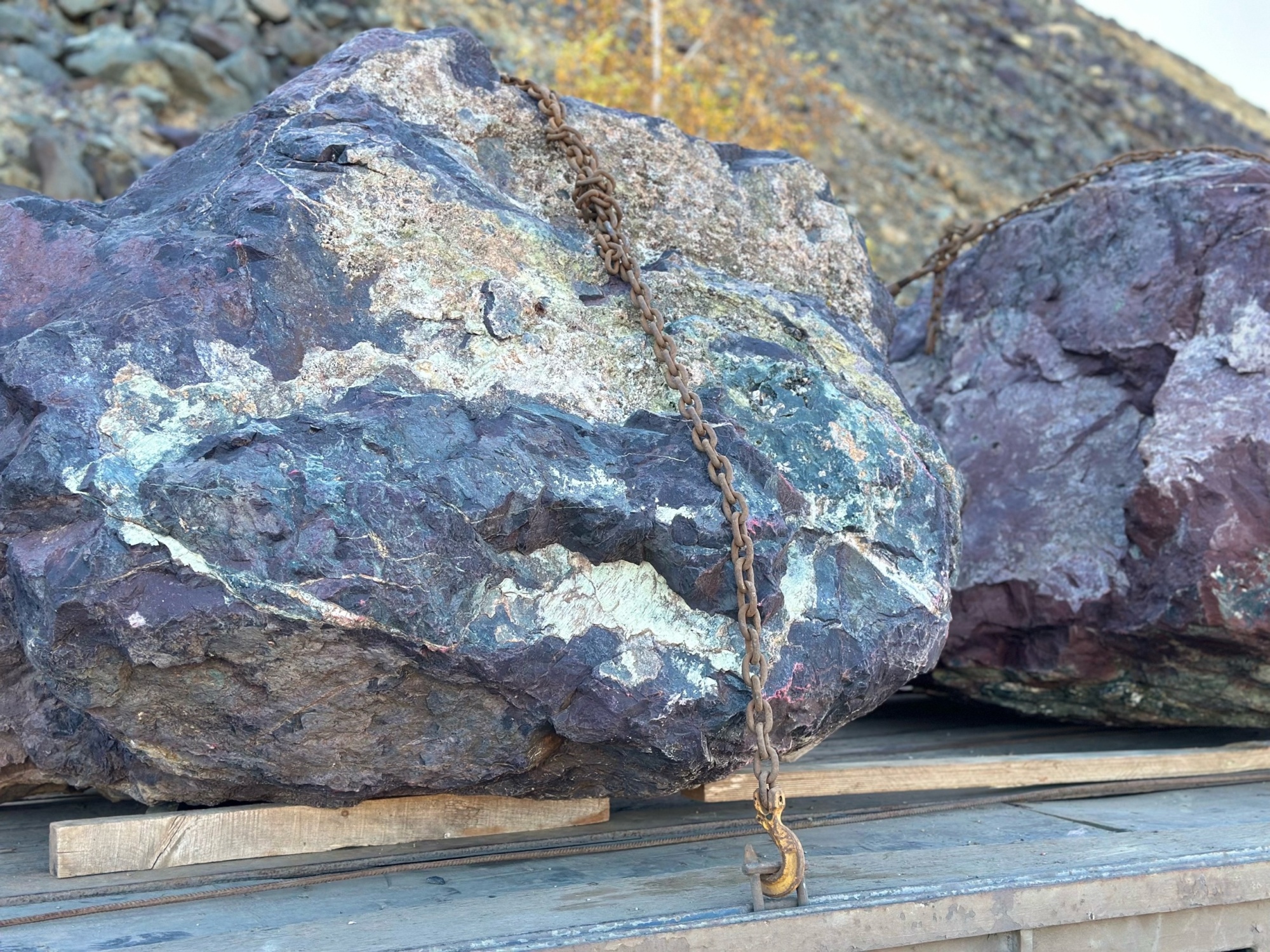 Огромные красно-фиолетовые валуны для ландшафтного дизайна весом более 5 тонн купить в Тавде