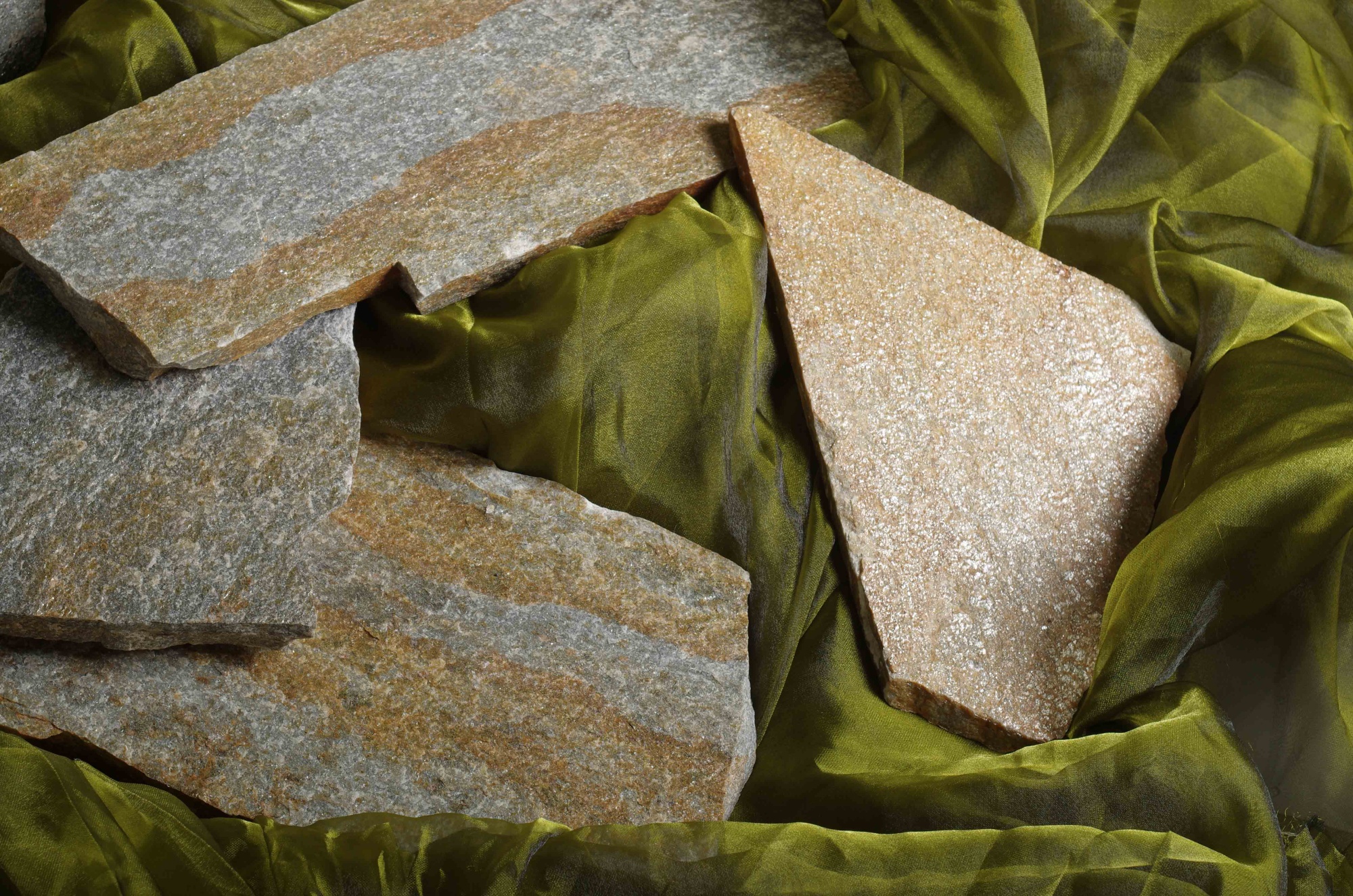 Плитняк златолит Уральский для цоколя, отмостки купить в Тавде